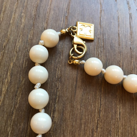 Liz Claiborne faux pearl necklace - Picture 3 of 3